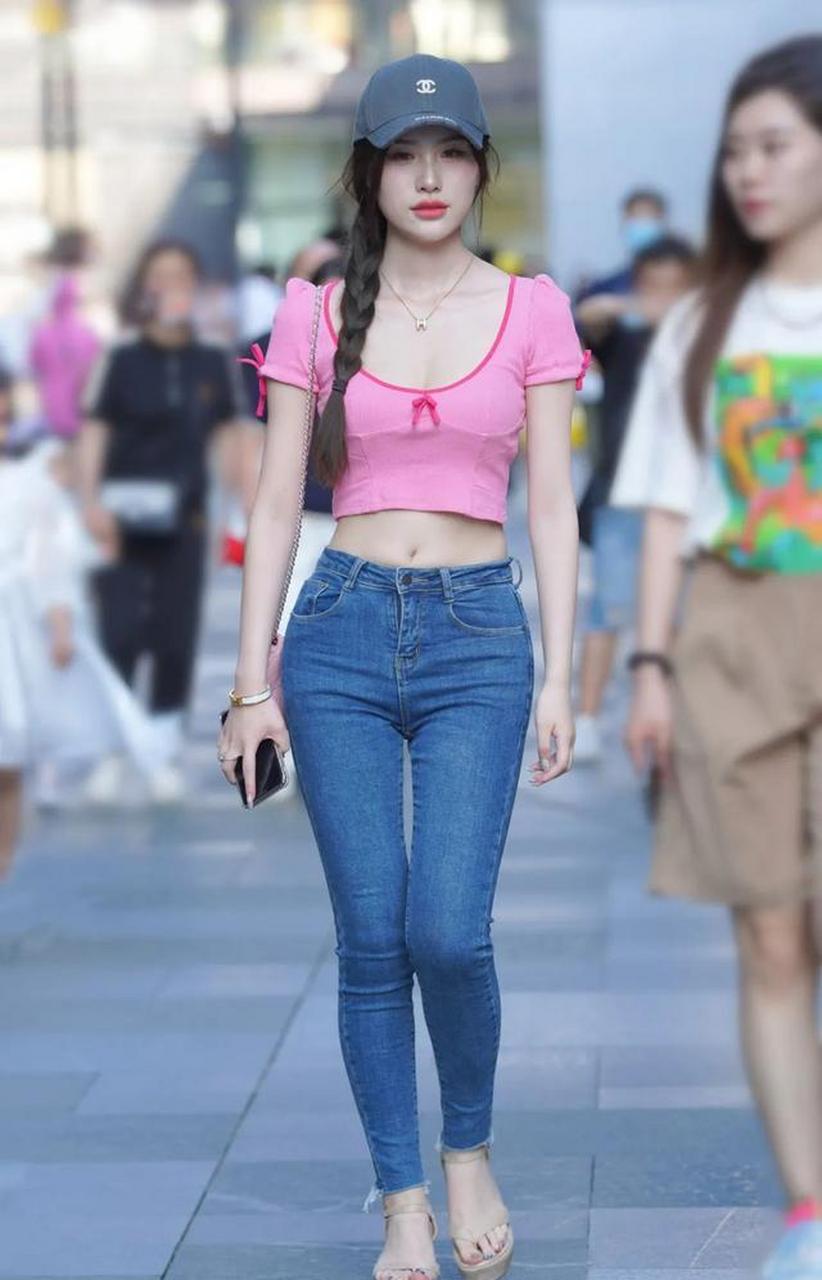 太古里穿牛仔裤的时尚女生