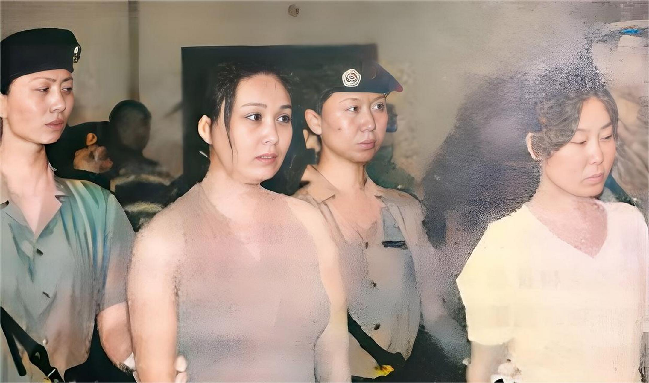 1999年,北京某看守所,两名法警押解一名面容姣好,身材丰满的女子受审.