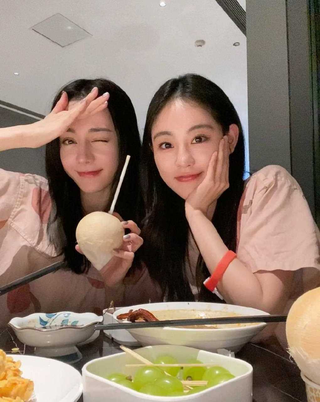 迪丽热巴祝绪丹相携蒸桑拿,相互亲吻很甜蜜 祝绪丹晒了一段和迪丽热巴