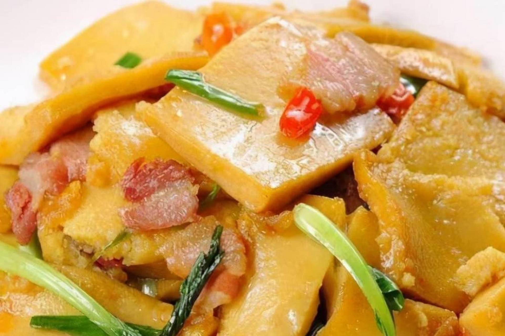 黄元米果,也称"大禾米果",是江西省特色传统名点,属客家菜,以田村黄元