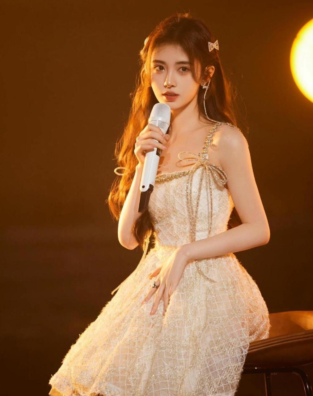 鞠婧祎美女,舞台清新小吊带裙