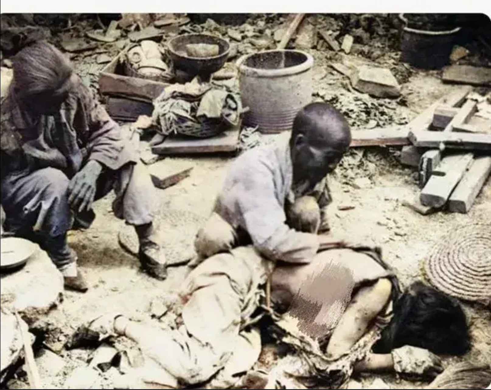 这是一张记录了抗战时期一位女孩被日寇杀害的照片,拍摄于1938年,发生