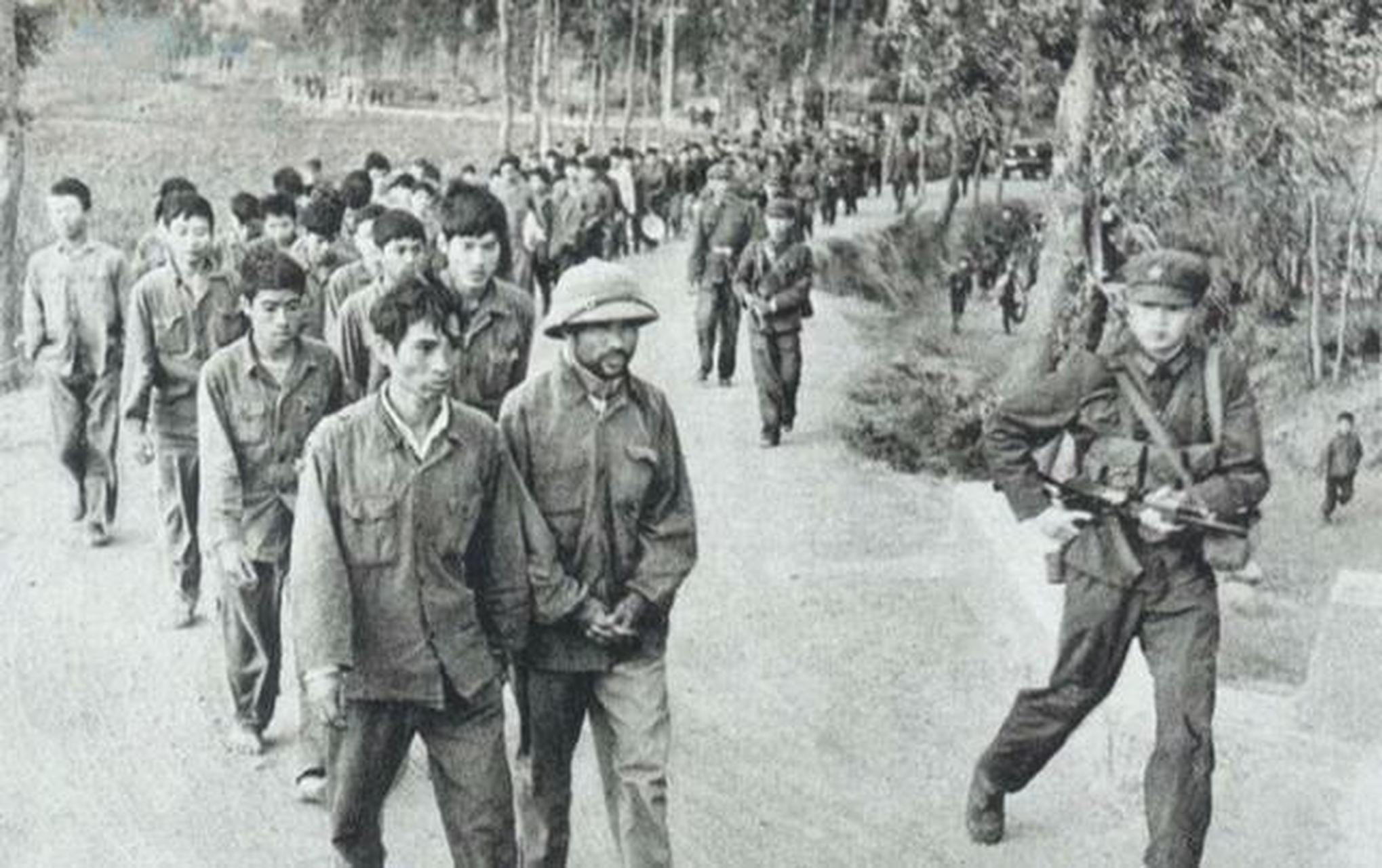 重重围住,8连指导员冯增敏为了保住大部分士兵的性命,带头向敌人投降