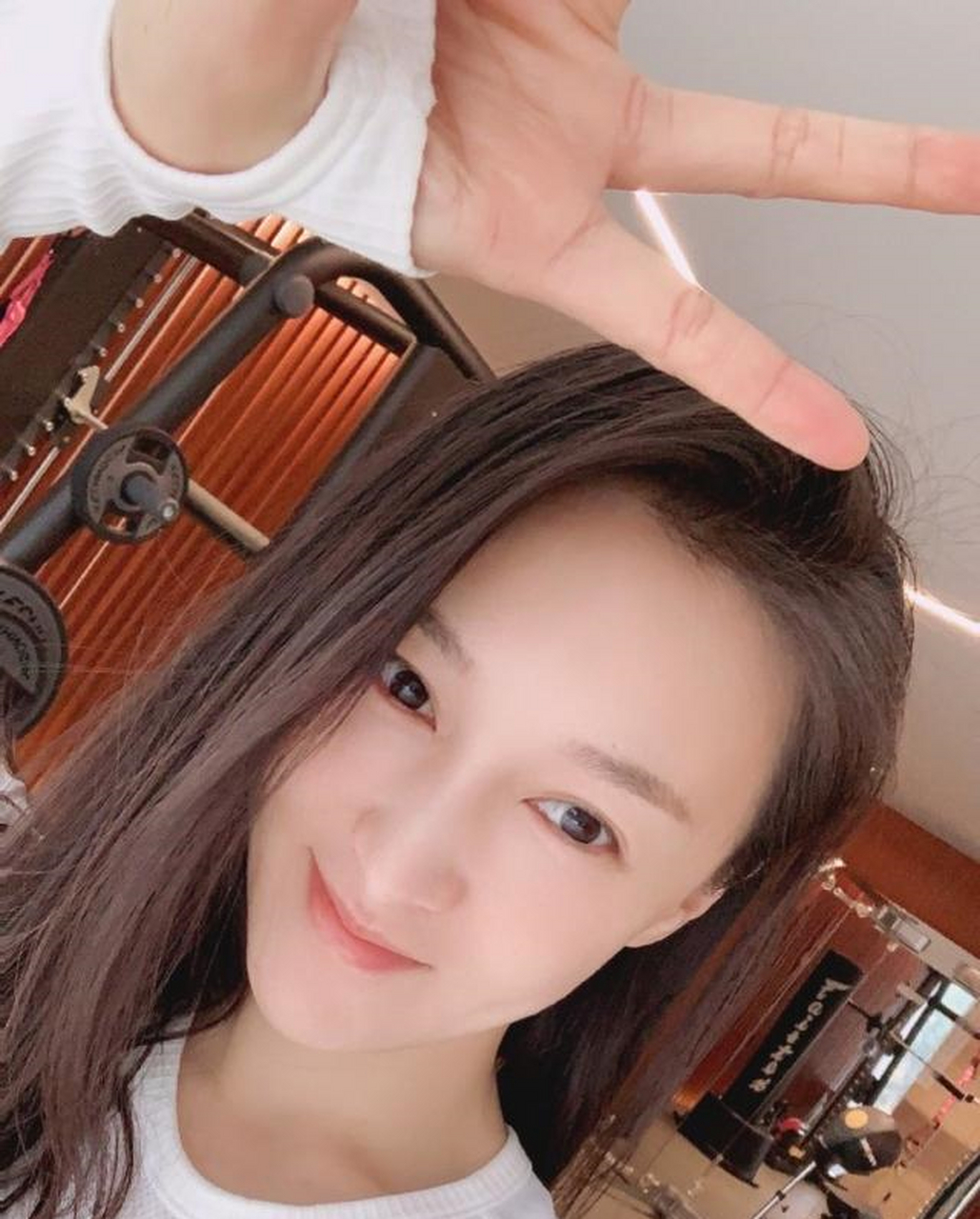 乐珈彤先是晒出与富豪老公朱锐的甜蜜合照,照片中,乐珈彤长发披肩,身