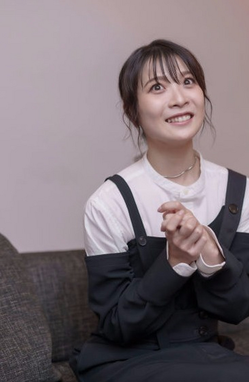 歌优mayn(中林芽依)接受日本premium headphone guide杂志编辑岩井乔