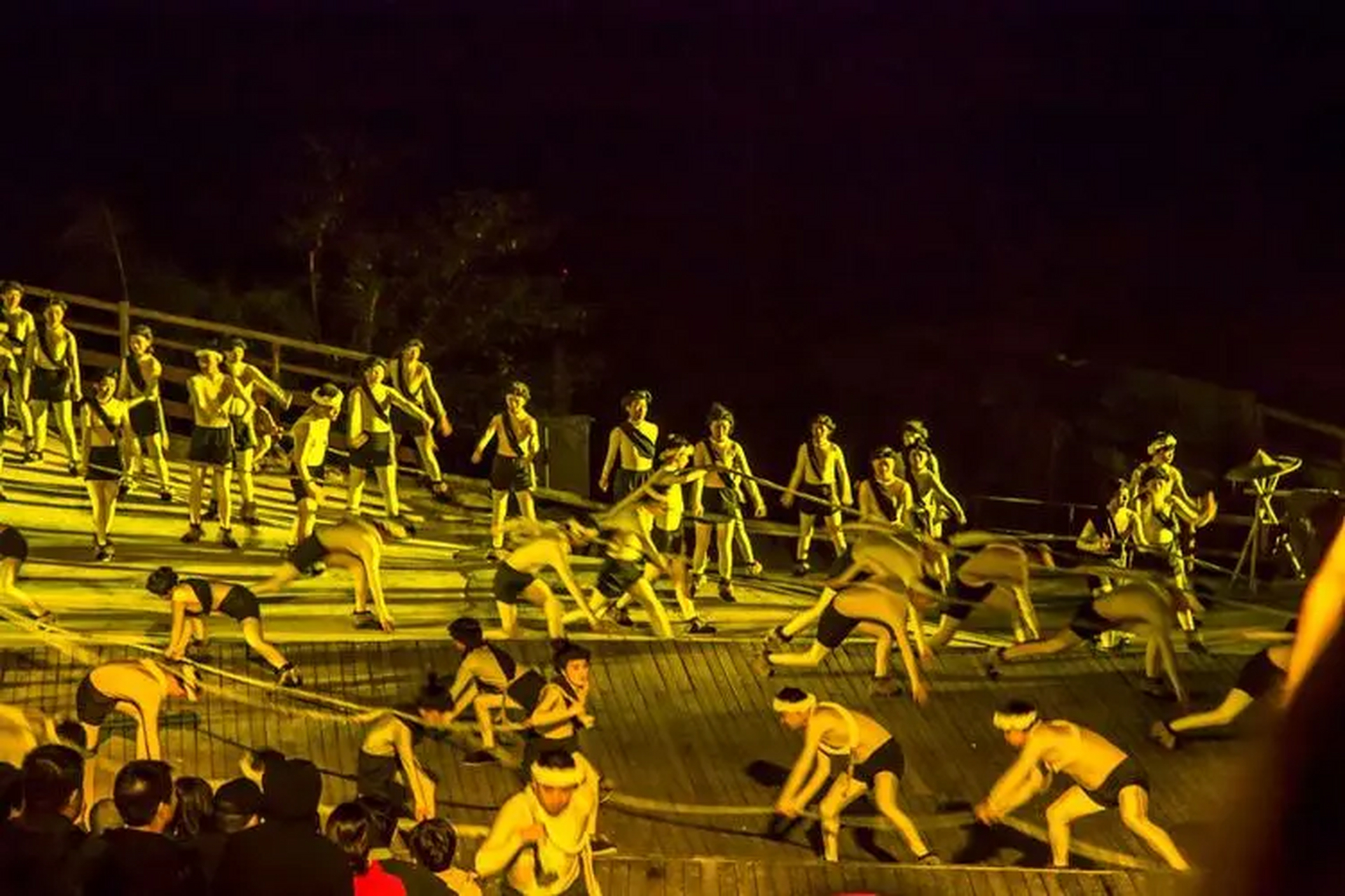 印象武隆:全程演出灯光采用的是效果绝佳的3d灯光,同时在剧中是以川 