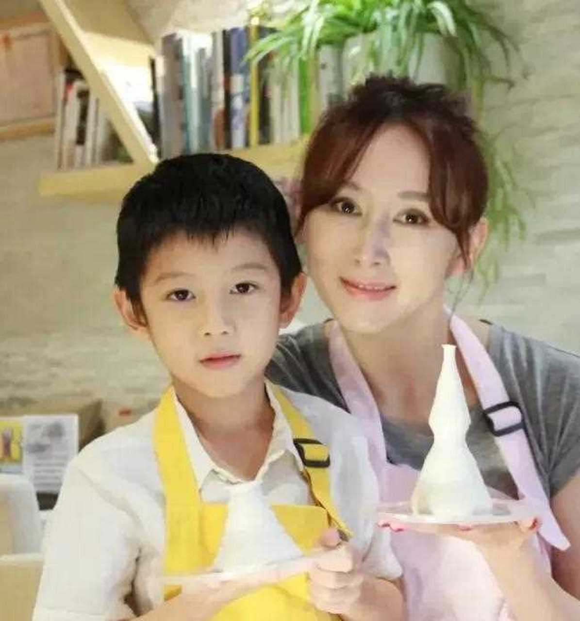 胡静的儿子,正面照好帅啊,真是个小正太!