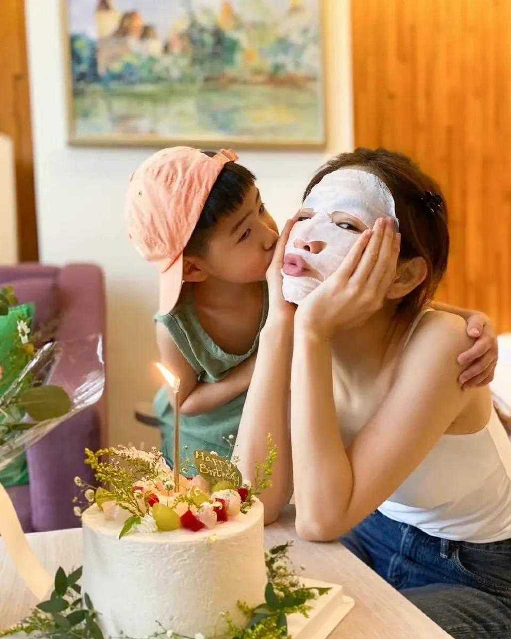 [悠闲]  6月18号是ella陈嘉桦41岁生日,晒出了自己的庆生照,两位猛男