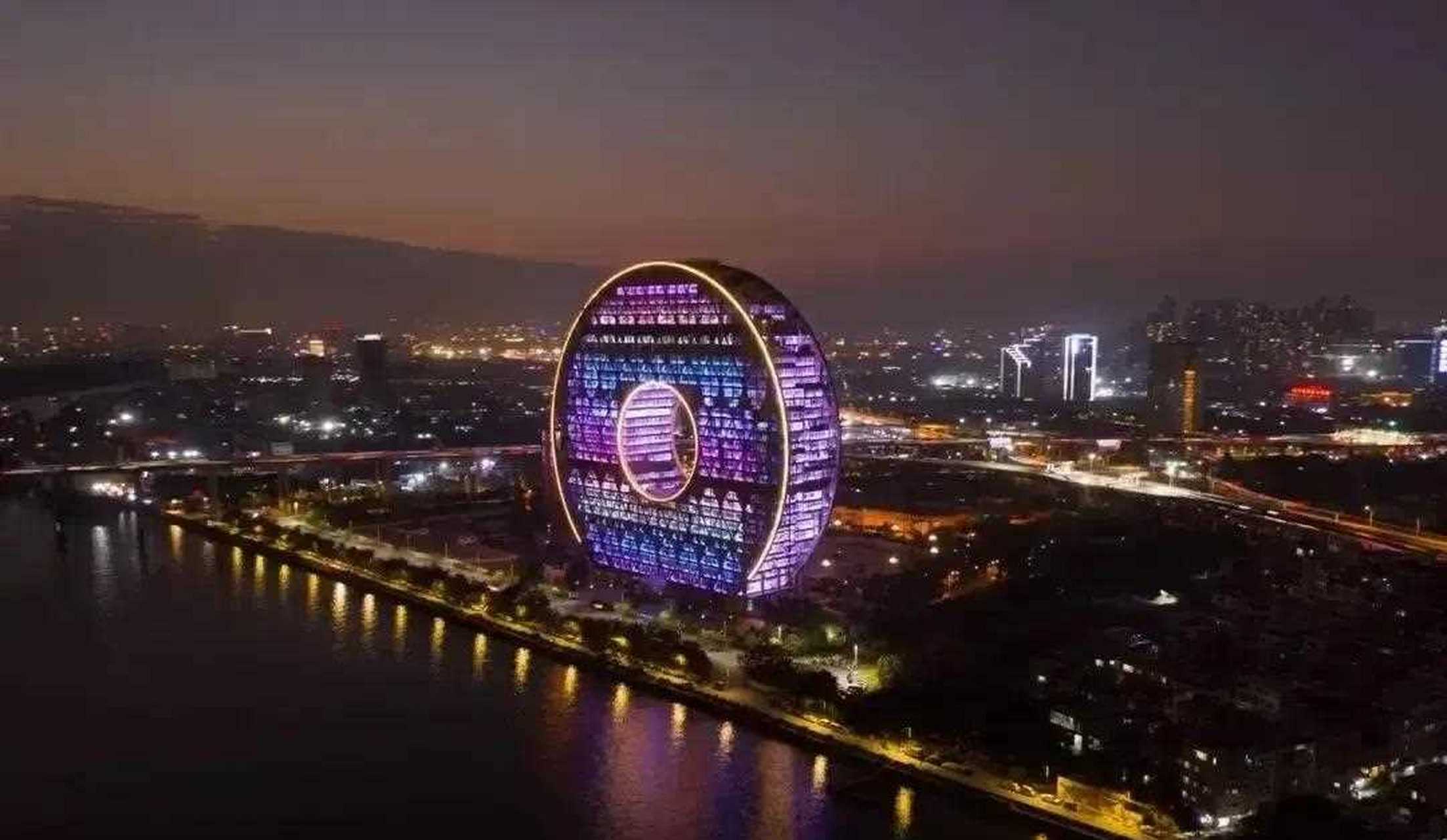金光闪闪,外圆内方,像极了中国古代的铜钱.白天看,土豪极了.
