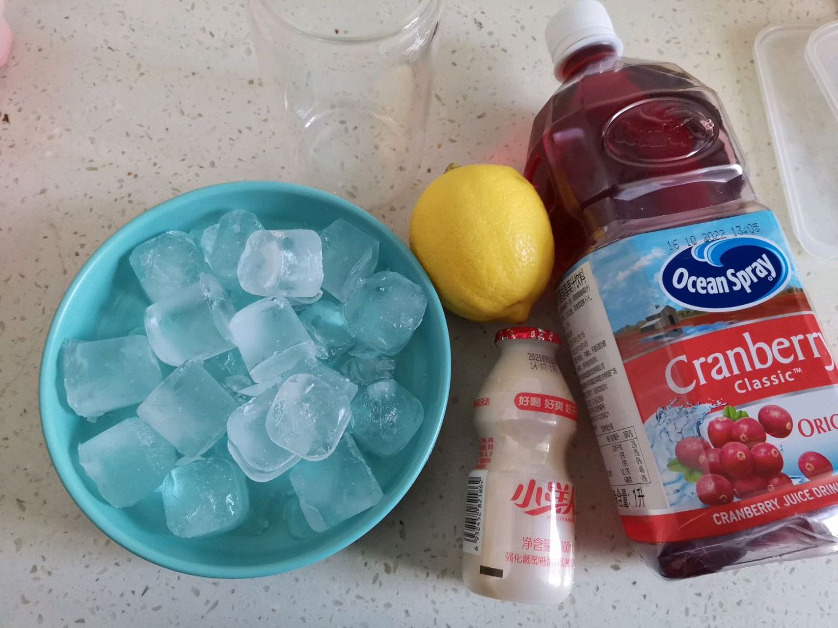 蔓越莓柠檬养乐多 蔓越莓中含有花青素,具有特殊的抗氧化能力和清除