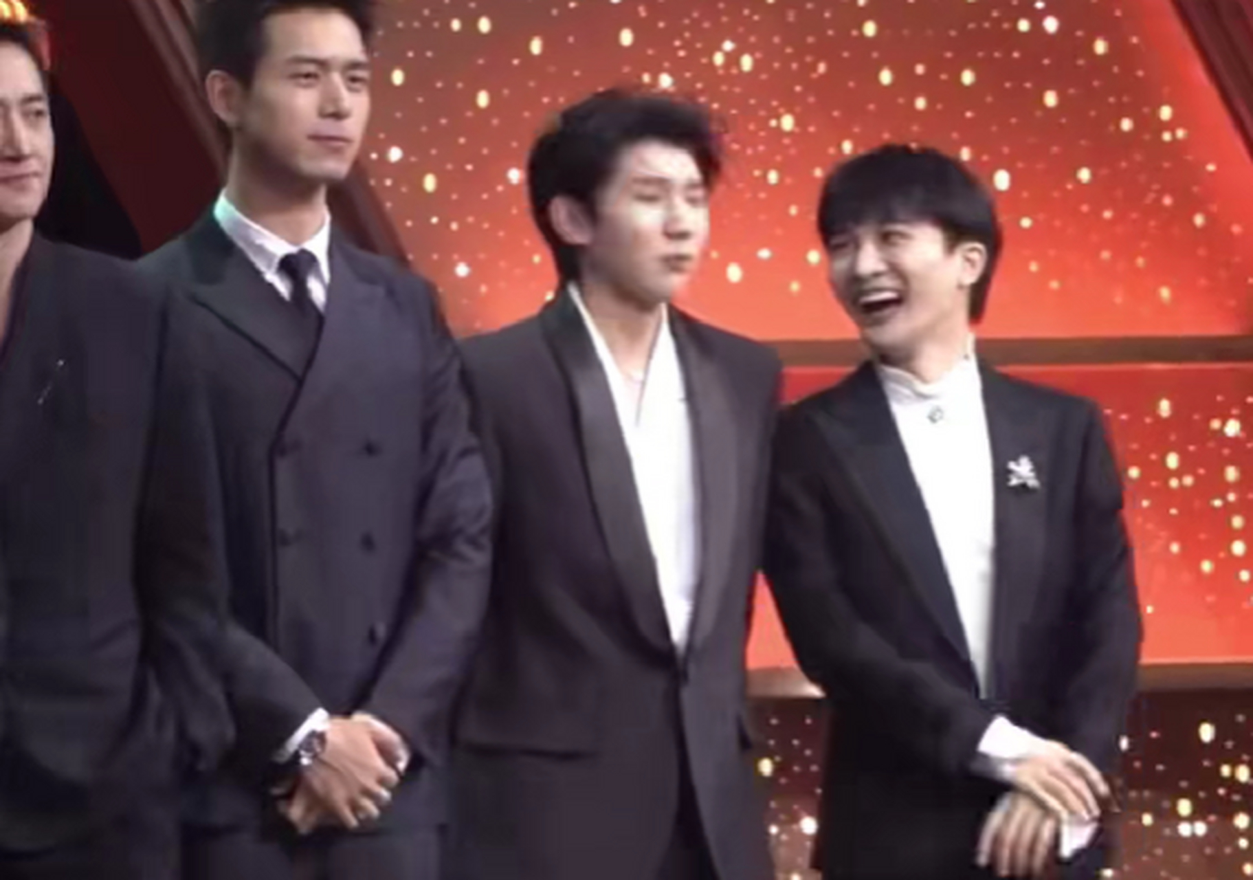 周深 拉着王源去找王俊凯,却不能一起同框,看到最后泪目了.