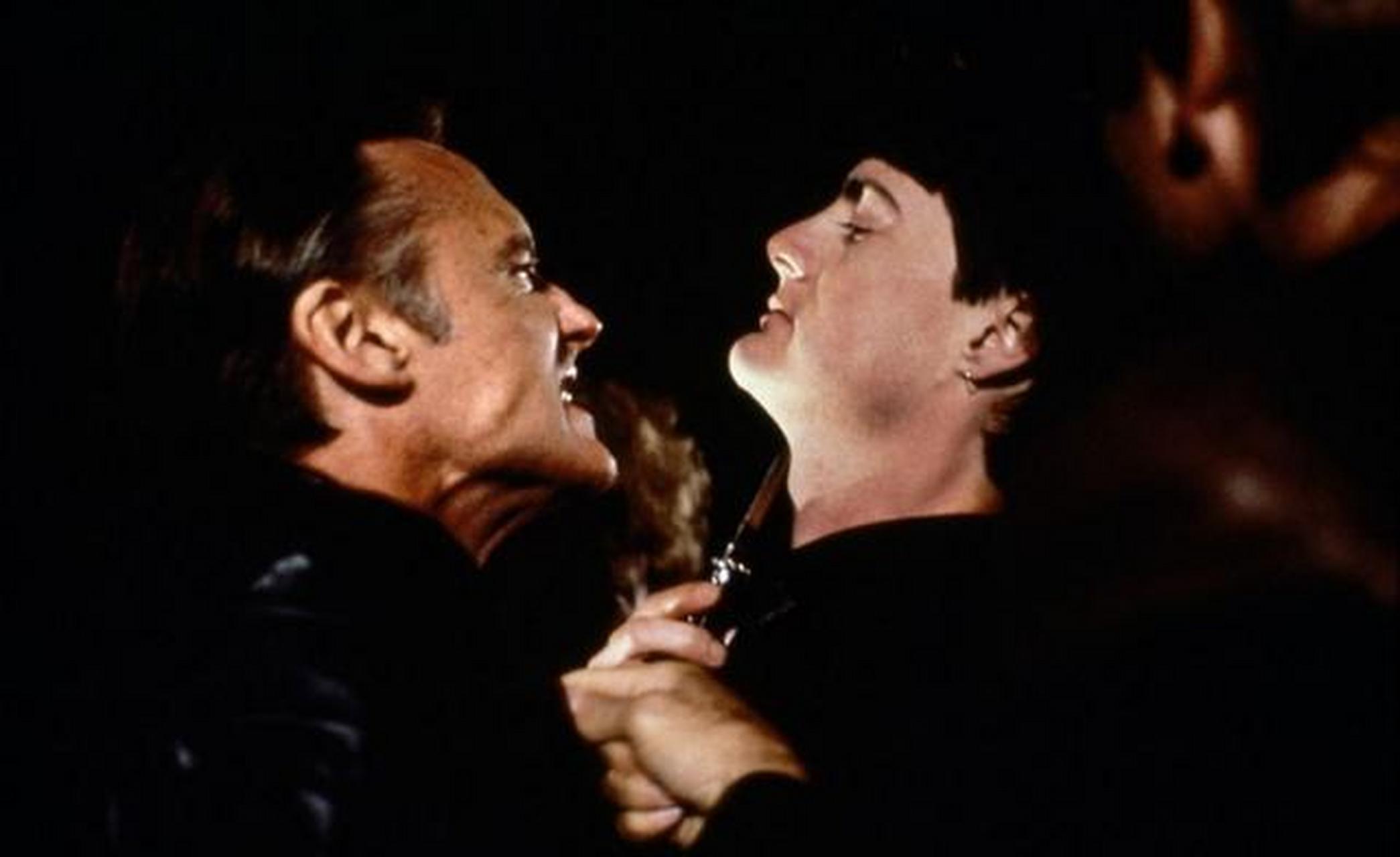 《蓝丝绒》:备受争议的r级电影,剧情流畅,刺激,幽魅而迷人