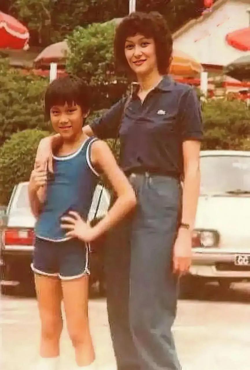 张智霖的母亲曹珍妮是1962年香港工展小姐的选美冠军