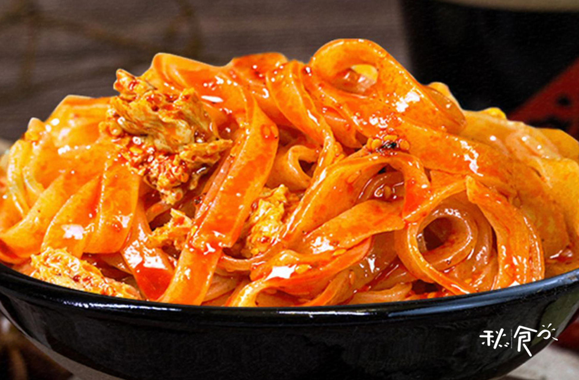 一碗擀面皮,吃起来酸辣爽口,劲道十足,是无数人记忆中的老味道.