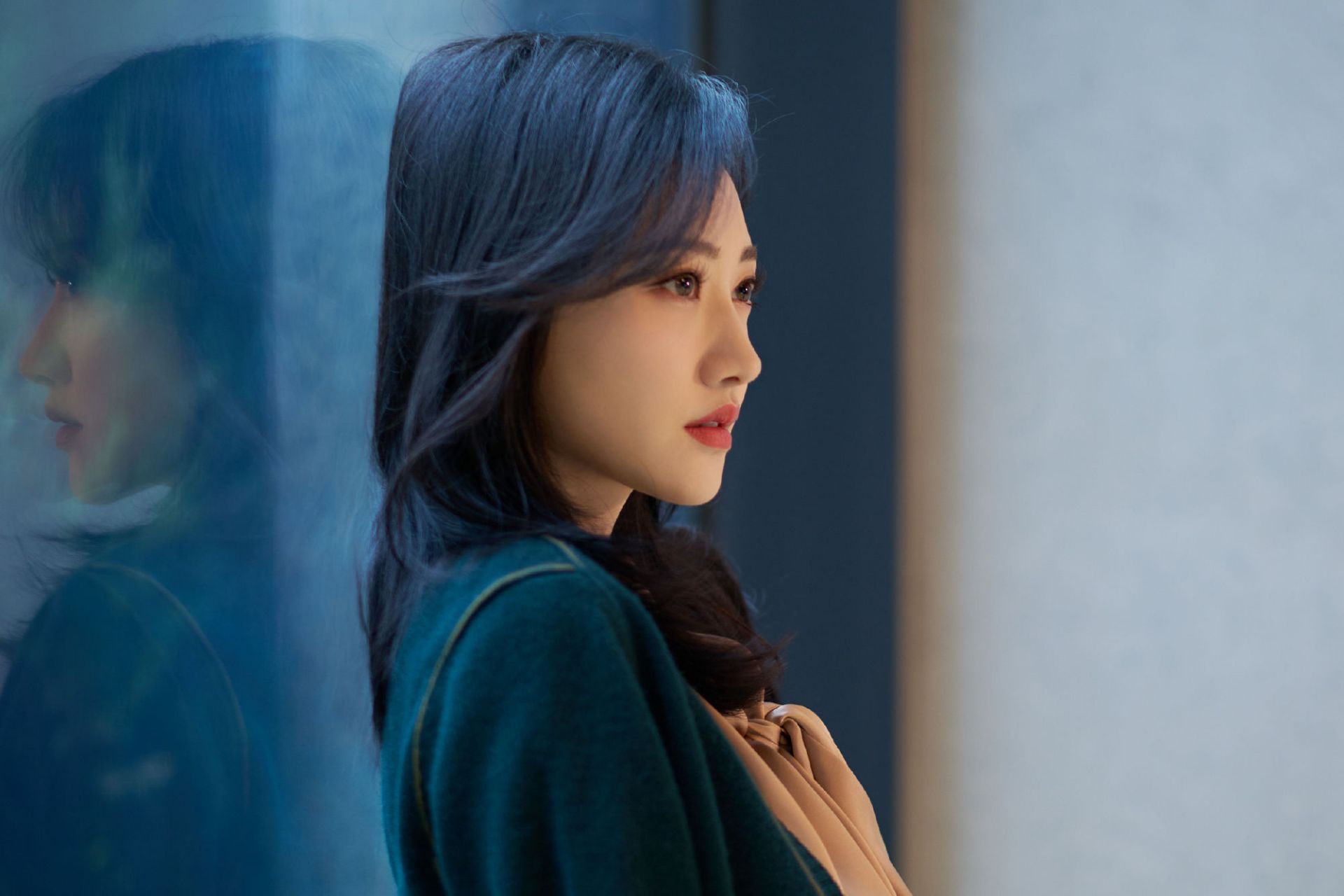 景甜# #娱乐热ai计划# 景甜近日穿着黑色皮裙亮相,纤细美腿及独特