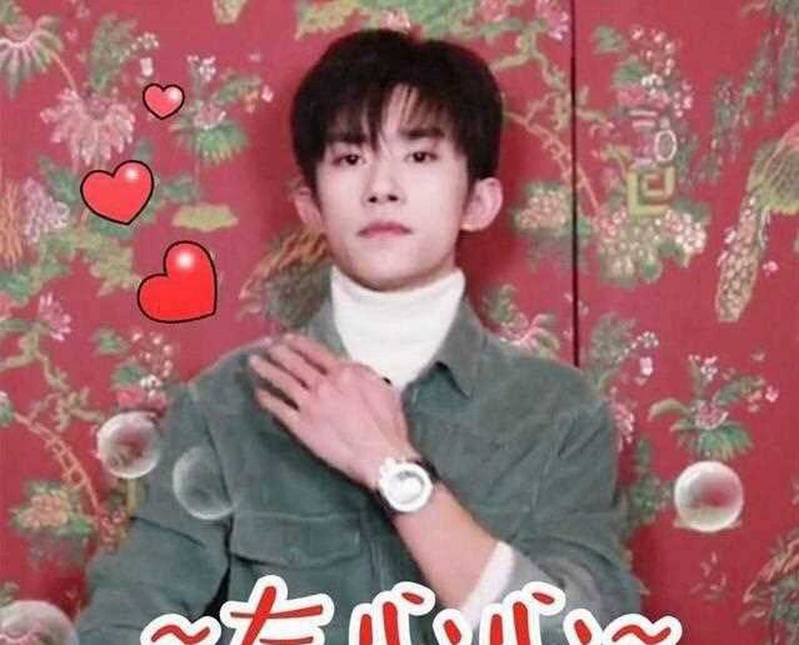 易烊千玺一本正经地憋笑,面无表情做可爱动作,肥鹤笑得超放肆 [→_→]