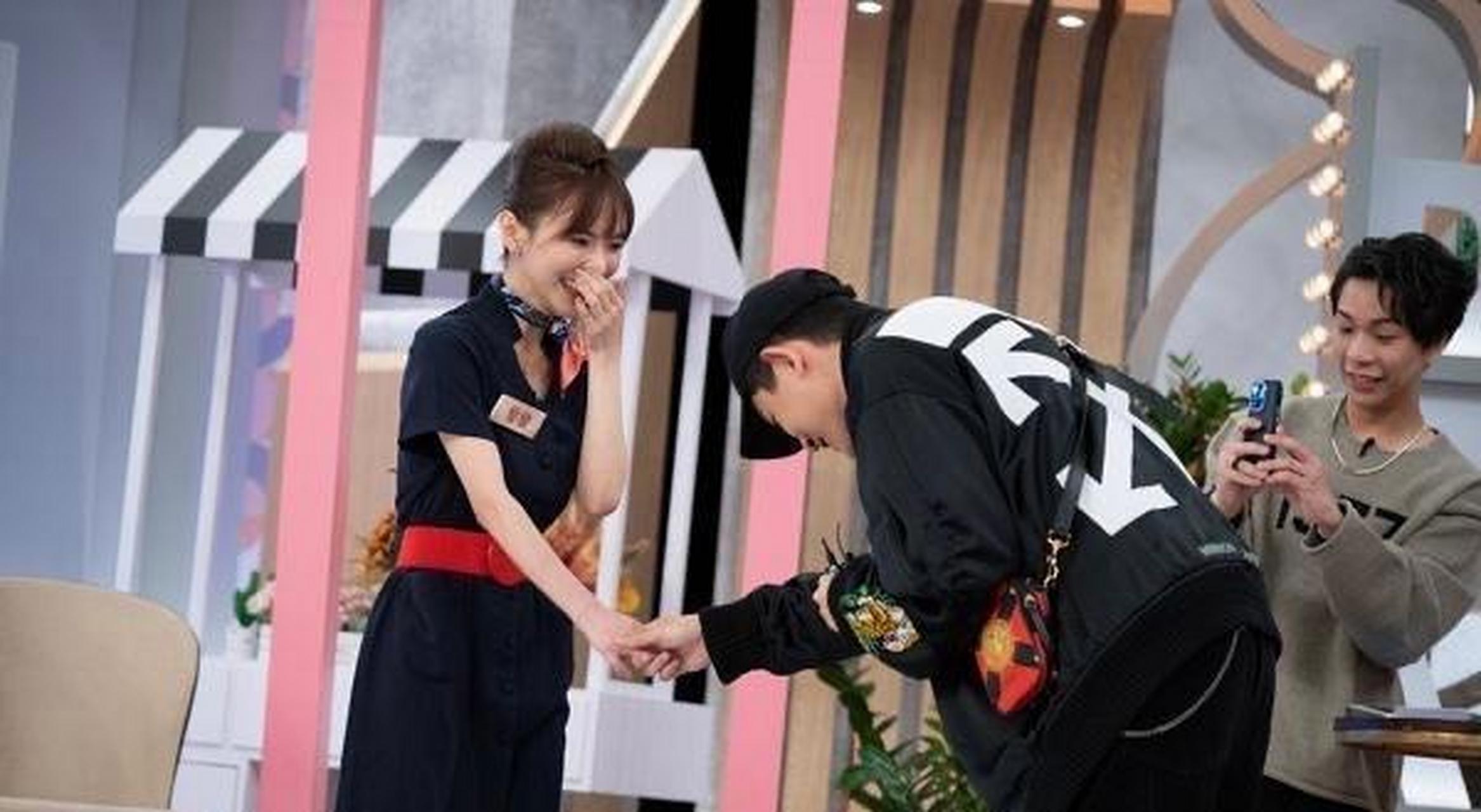 据台媒,敖犬(庄濠全)去年公开和空姐女友"发发"交往,如今女友首次上