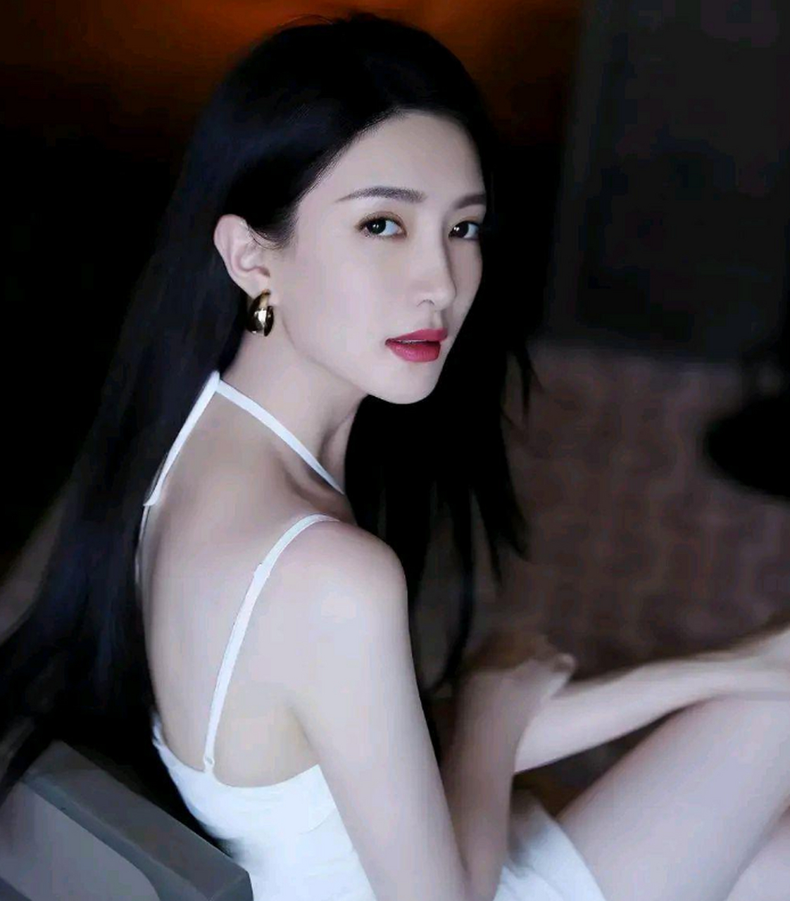 江疏影白色吊带短裙高清写真照,演绎出清纯和性感的完美结合体