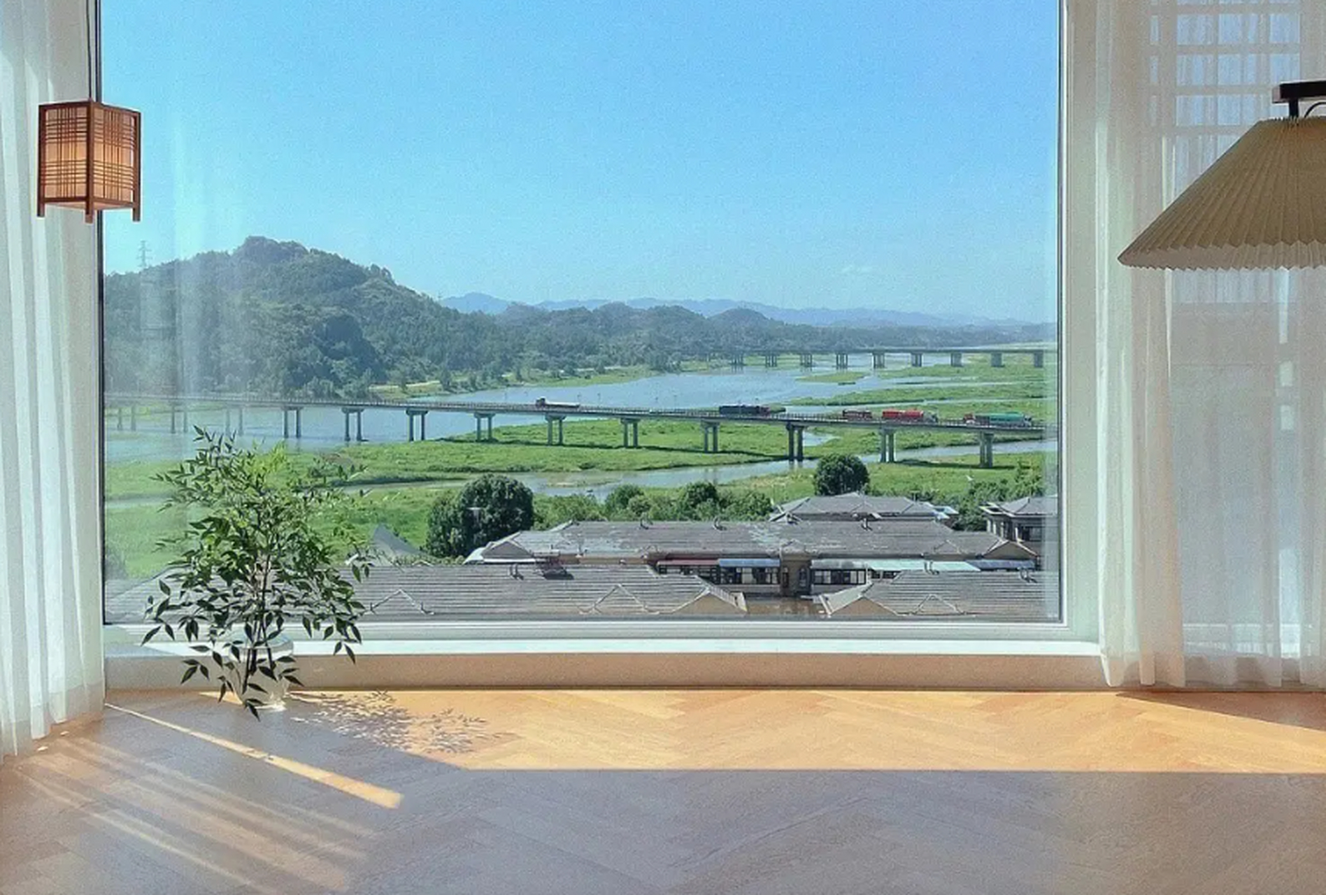 大落地窗效果图    现代的年轻人都喜欢在自家阳台改造成大落地窗