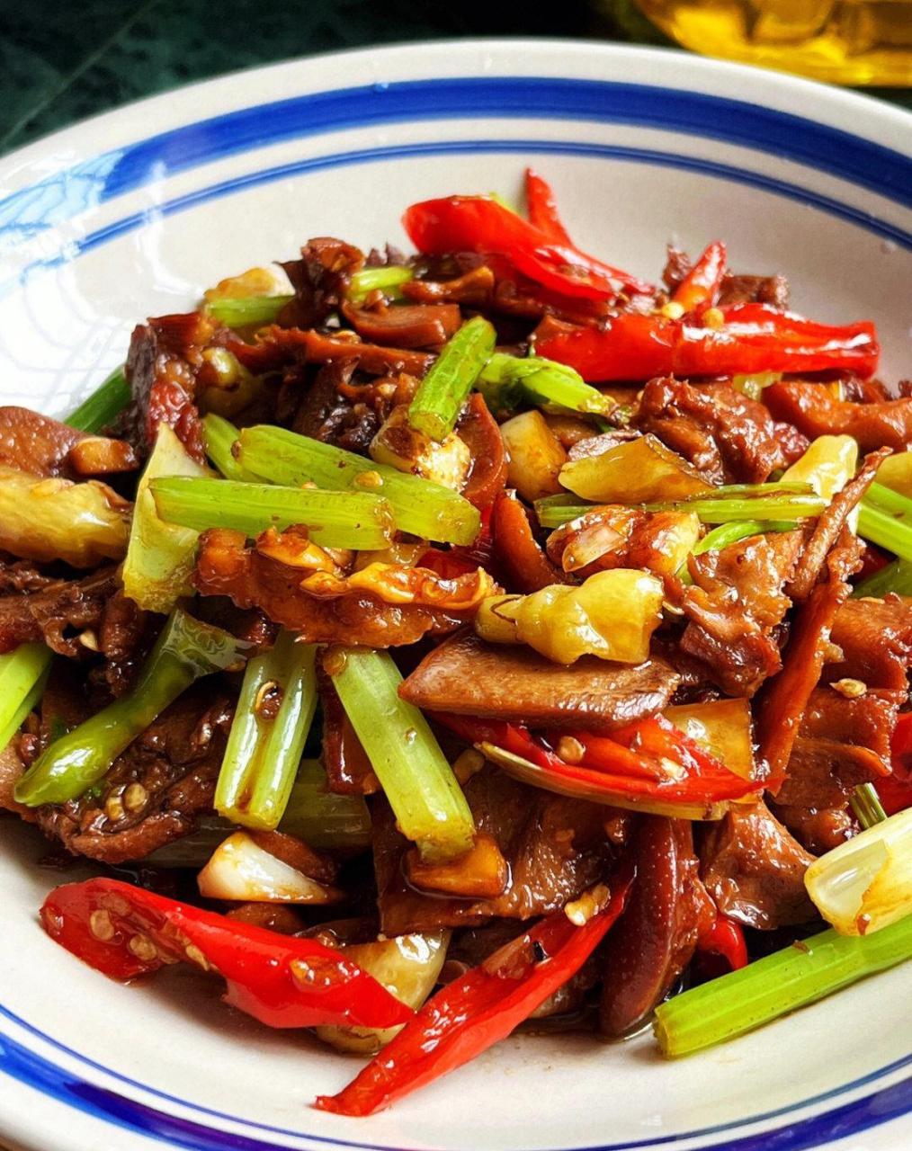 江西人的餐桌:爆炒口条751508所需食材:卤口条(猪舌),芹菜,小米