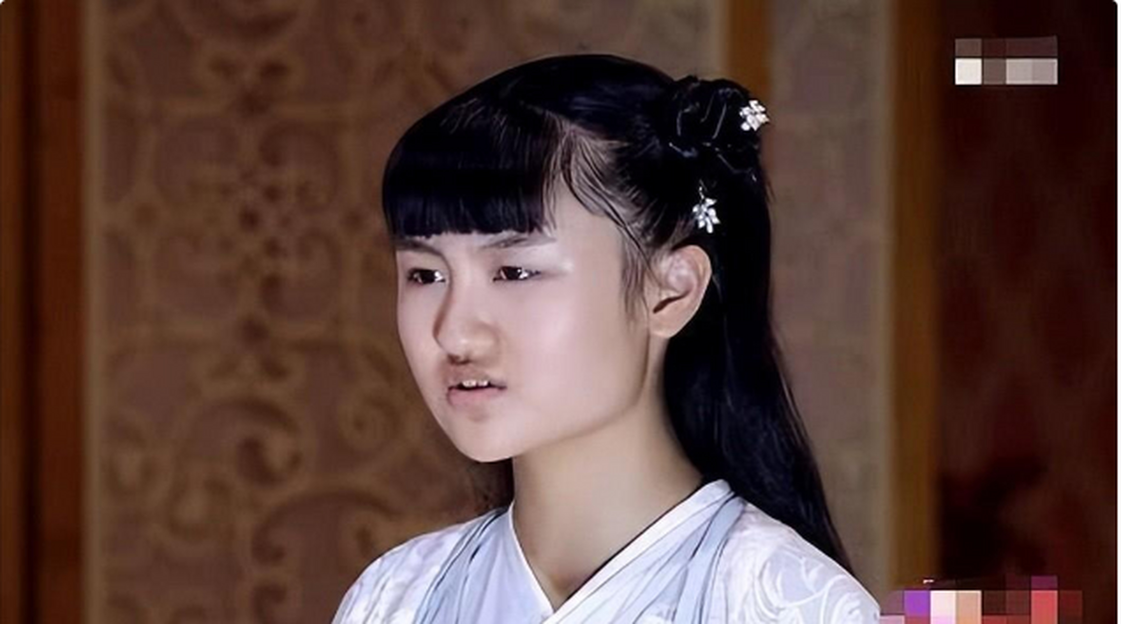 她6岁被成龙抱着上春晚,却因长相被骂退圈出国,如