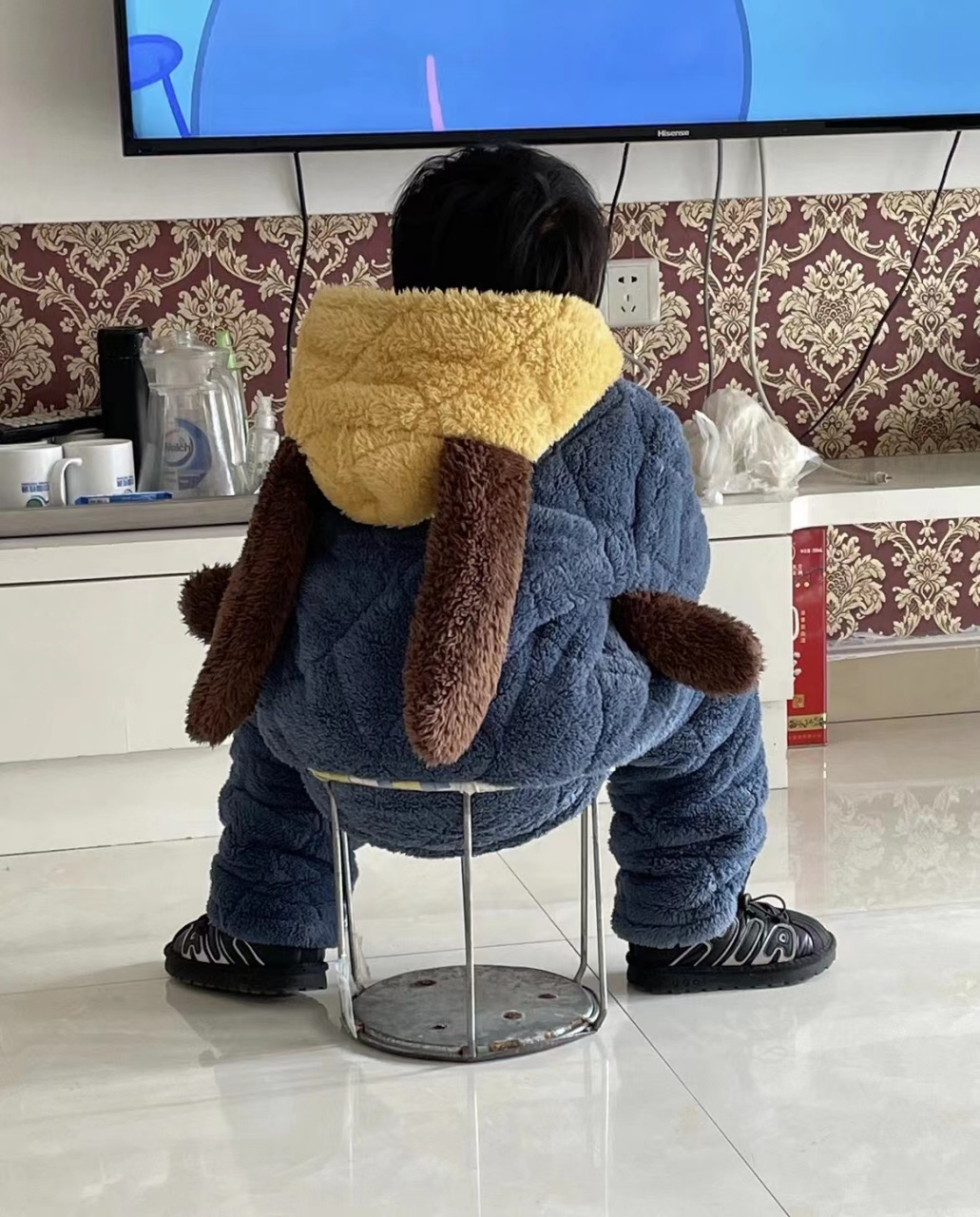 搞笑萌娃# 小朋友现在流行的看电视姿势,学习了