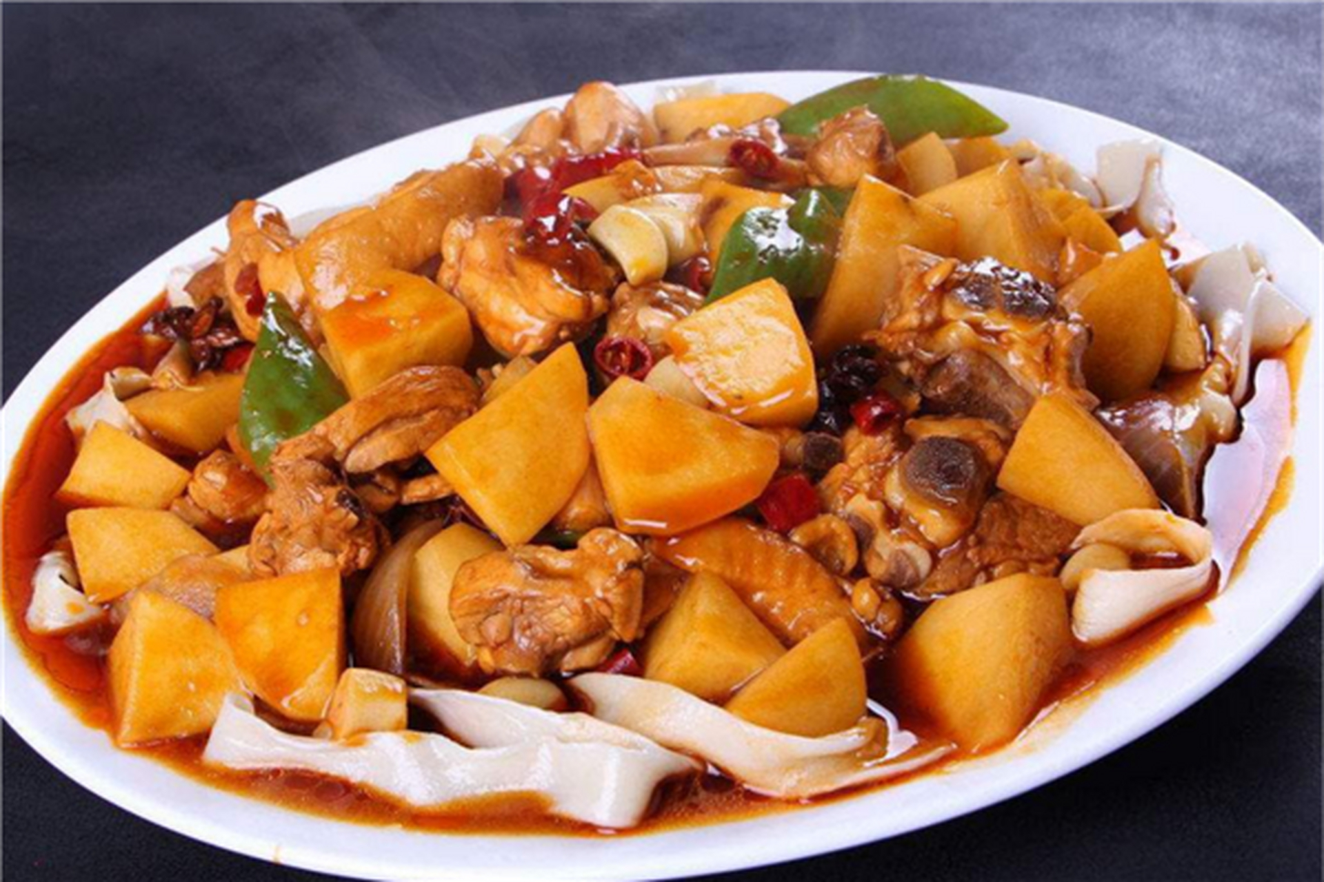 新疆十大名菜之一,大盘鸡是新疆特色美味,大盘鸡量大实惠,最关键的是