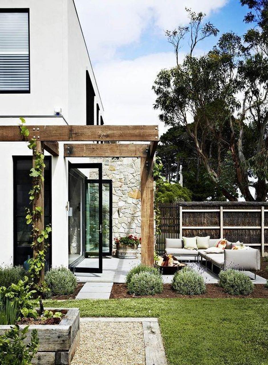 l型大庭院,怎么"充盈"它,才不会空荡荡 建筑西侧,形成林荫小径,或者"