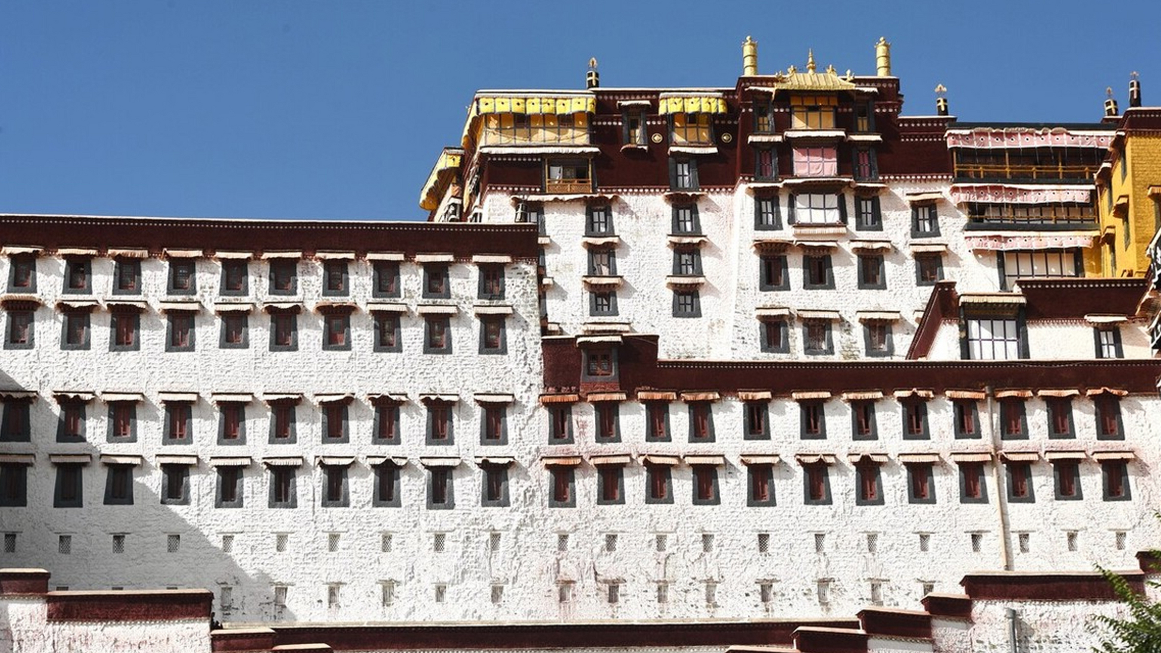 布达拉宫,位于拉萨西北的玛布日山上,是一座宫堡式建筑,主体建筑分为