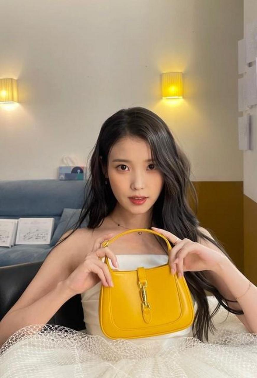 韩国女星iu(李知恩)以创作歌手出道,她以独特的声线加上创作才华,吸引