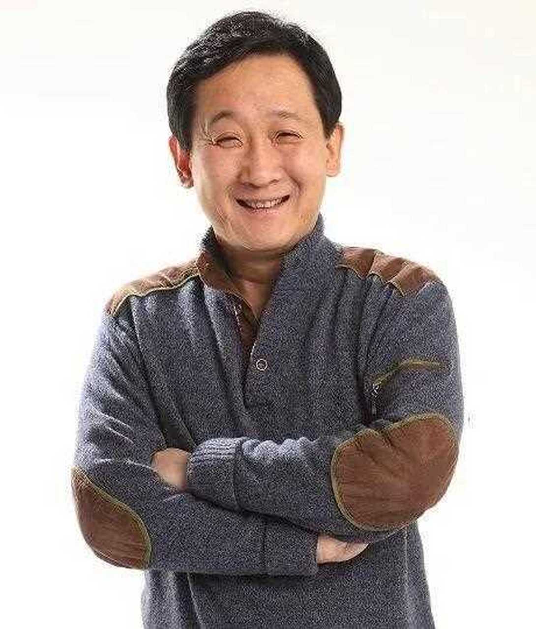 梁天年轻时,非常想谈恋爱,但是颜值又不高,他就只能不停地给宋丹丹