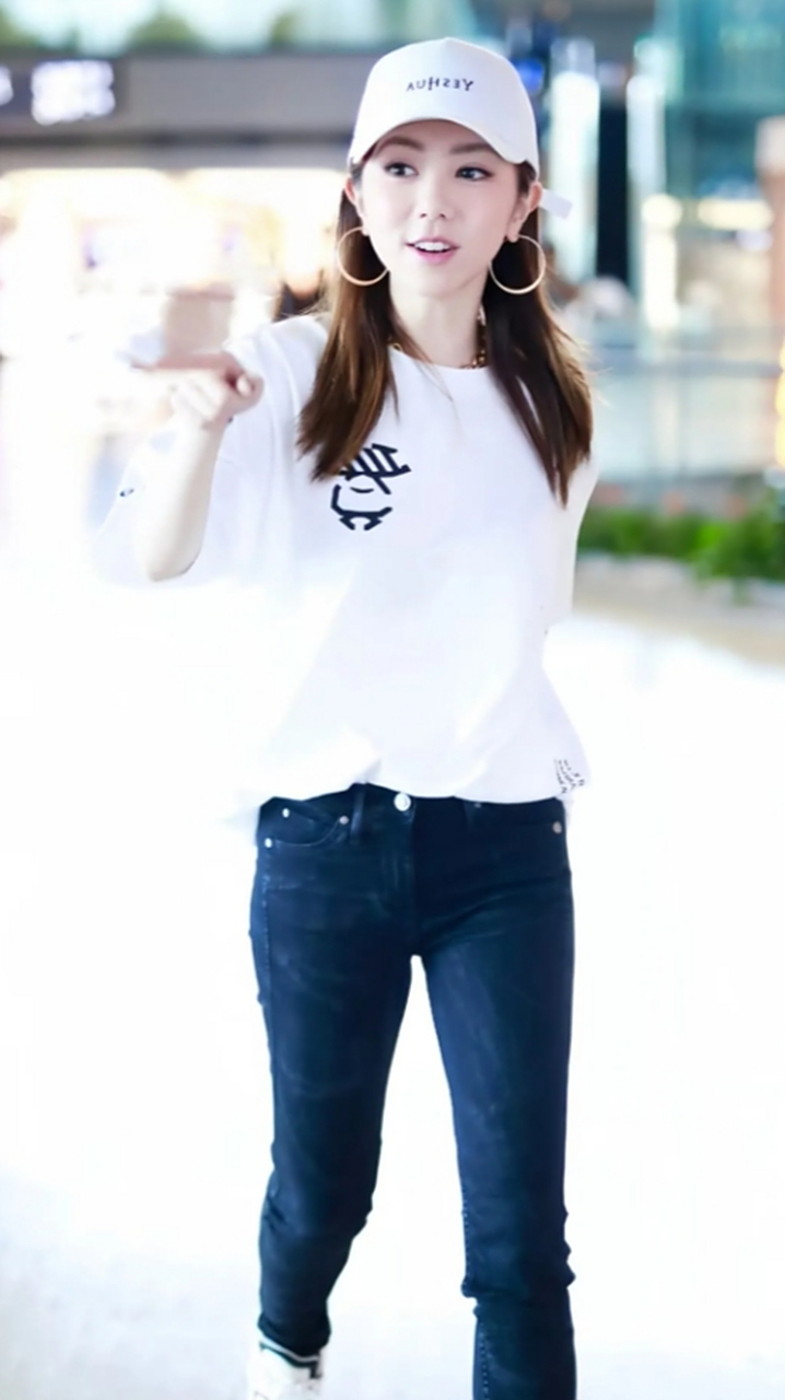 邓紫棋穿着这紧身牛仔裤,比起紧身皮裤,要宽松一点了,虽然没紧身皮裤