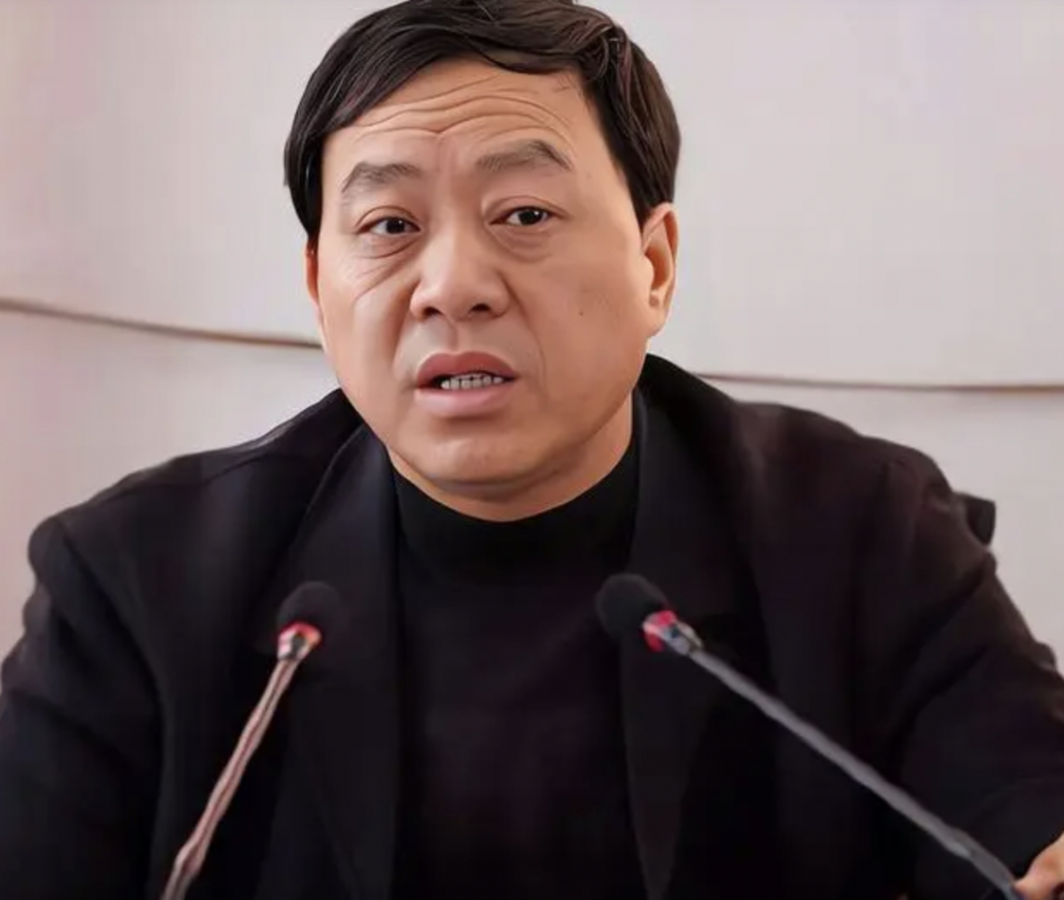 纪实回顾:正厅级贪官朱广平,深恋"师妹"难自拔,保姆也不放过 坐在权力