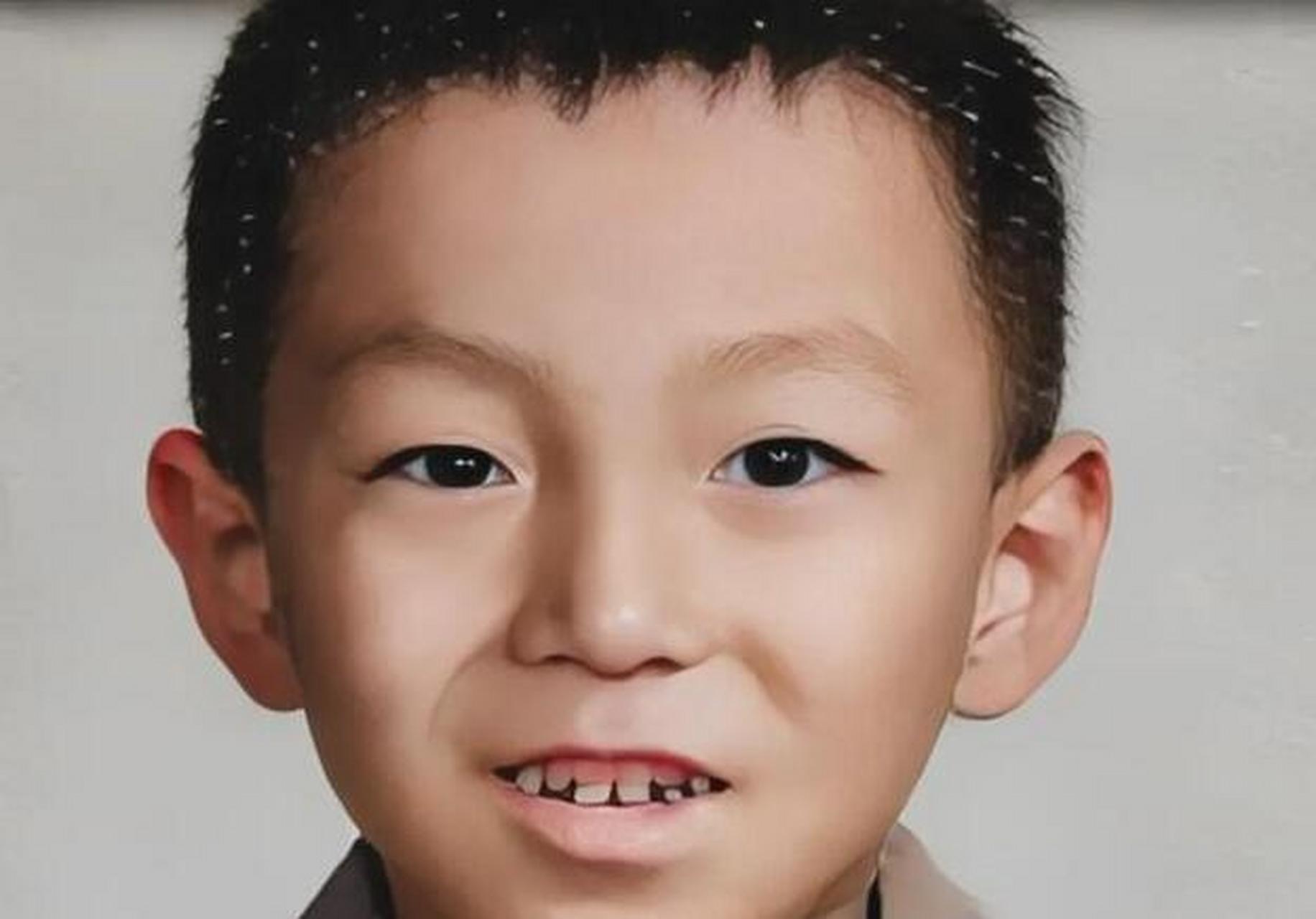 70年代末,黄渤的小时候的照片展现出与现在惊人相似的脸型和五官.