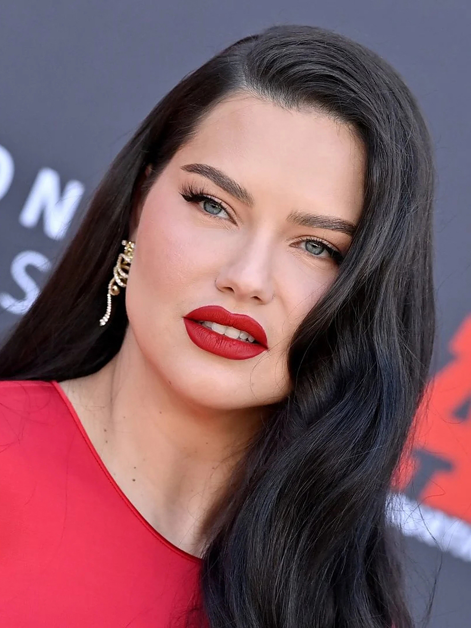 曾经的维秘超模阿德里安娜·利马,周二参加《饥饿游戏·鸣鸟和蛇的