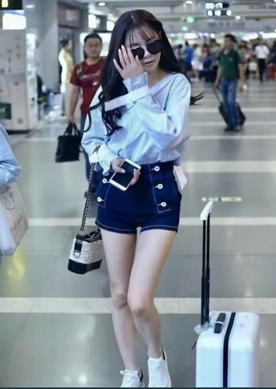 沈梦辰太会穿了,低领衬衫搭配牛仔短裤,完美细腰,尽显好身材