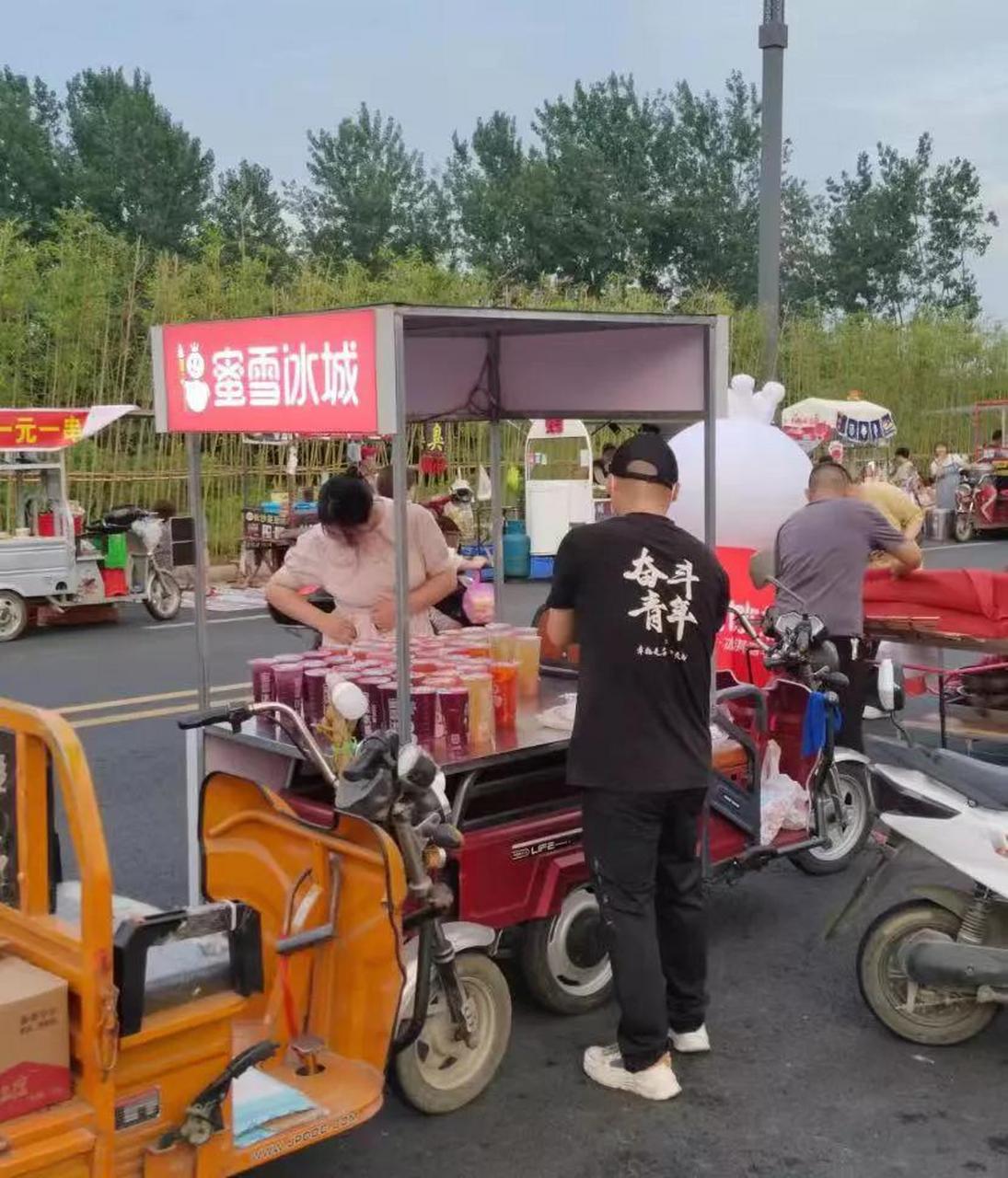 就连蜜雪冰城都出来摆摊了!