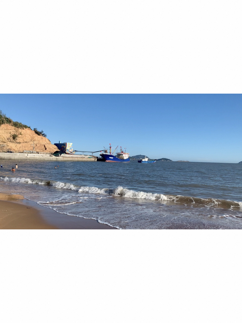 玉环白马岙沙滩被称作黄金沙滩,因为沙子黄而且比较细.