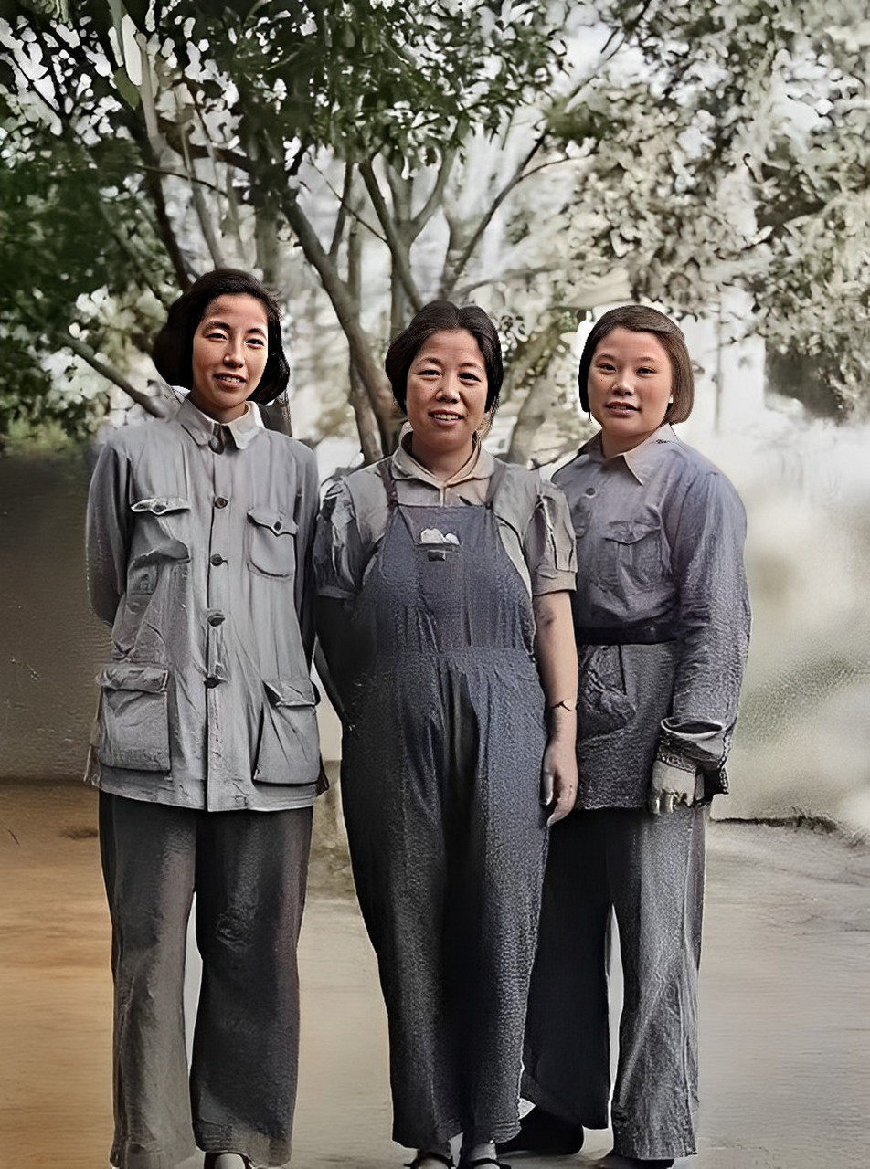 1944年,三位伟大的女性,浦安修,邓颖超和康克清在延安陕北山山山与张