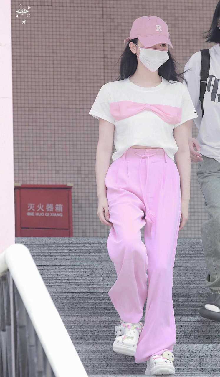 杨超越今日上班look 粉色蝴蝶结白t恤,粉色运动休闲裤,搭彩色串珠洞洞