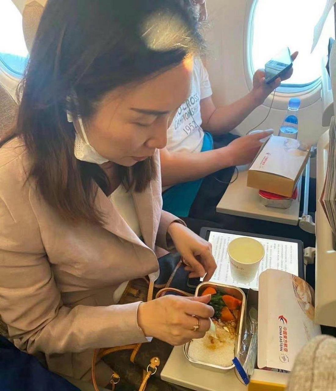 网友:特斯拉全球副总裁的陶琳,在出差的航班上. 果然,人还是要有光啊!