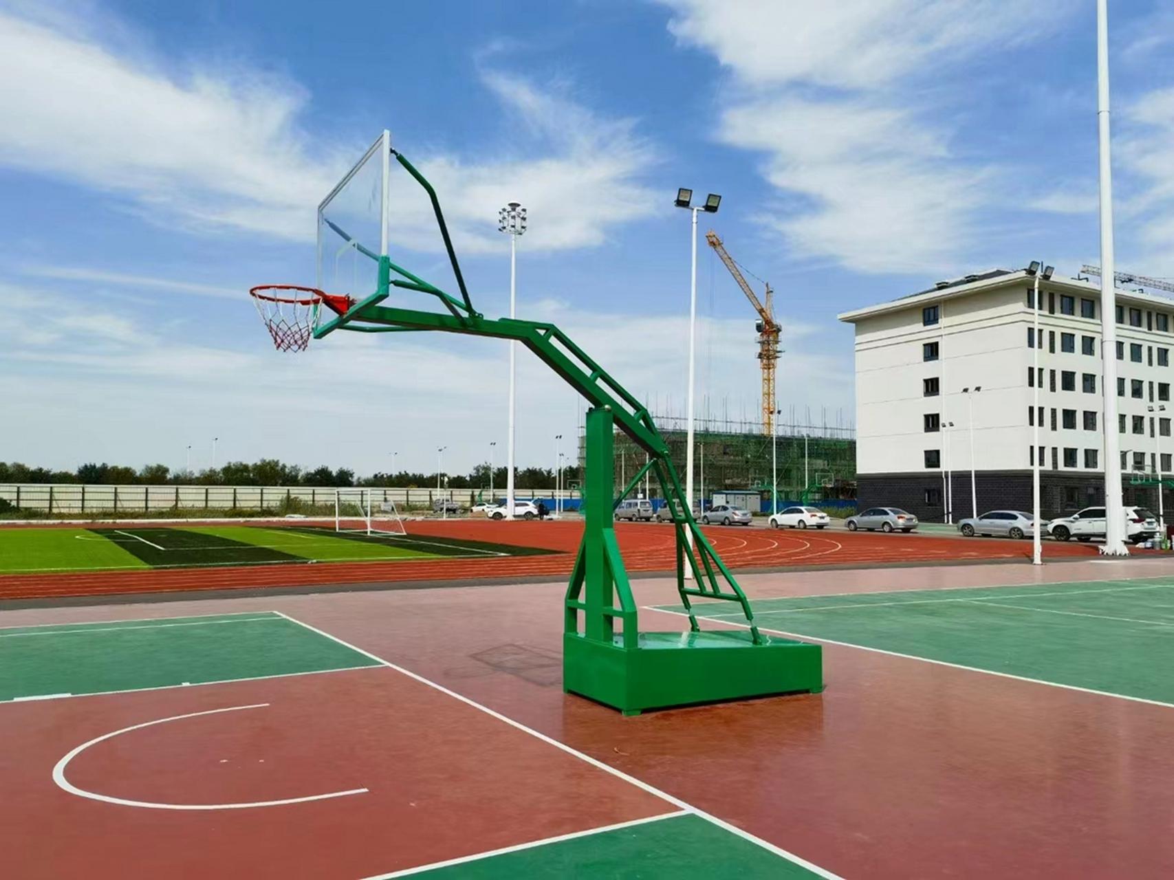 生产的平箱篮球架质量非常好,采用优质的材料制作,结构稳定,使用寿命