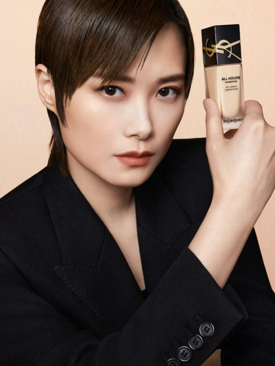 李宇春登上v中文版创刊封面的消息令人瞩目