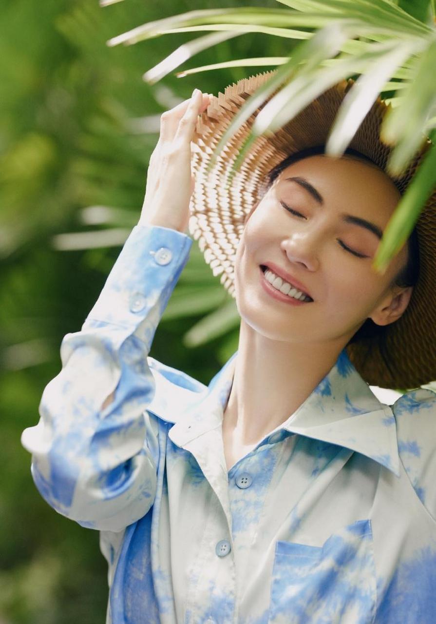 张柏芝晒春游照,春光烂漫时时适合去春游~张柏芝头戴草帽手捧雏菊笑得
