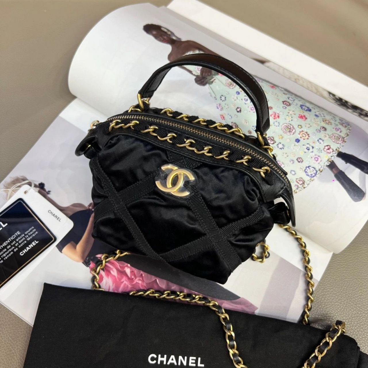 香奈儿22p春夏爆款mini饺子尼龙包 我买的这款是黑色尼龙缎面的 尺寸