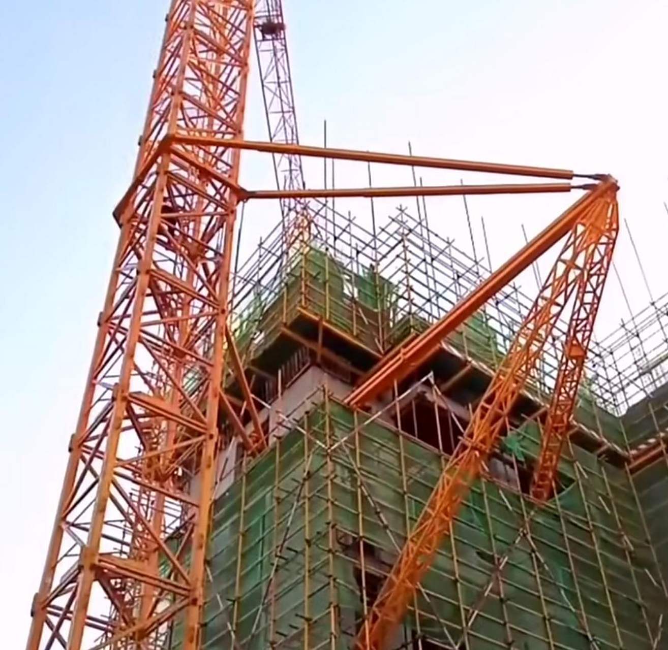 网友:第一次见这样的塔吊扶墙,我就想知道这受力点在哪?
