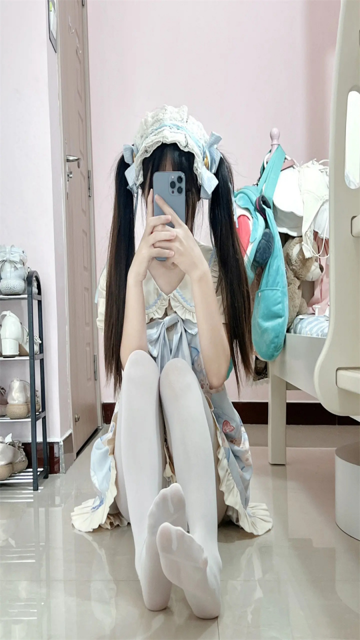 今天也是元气满满的一天#美女cos# #美腿玉足# #大长腿美女