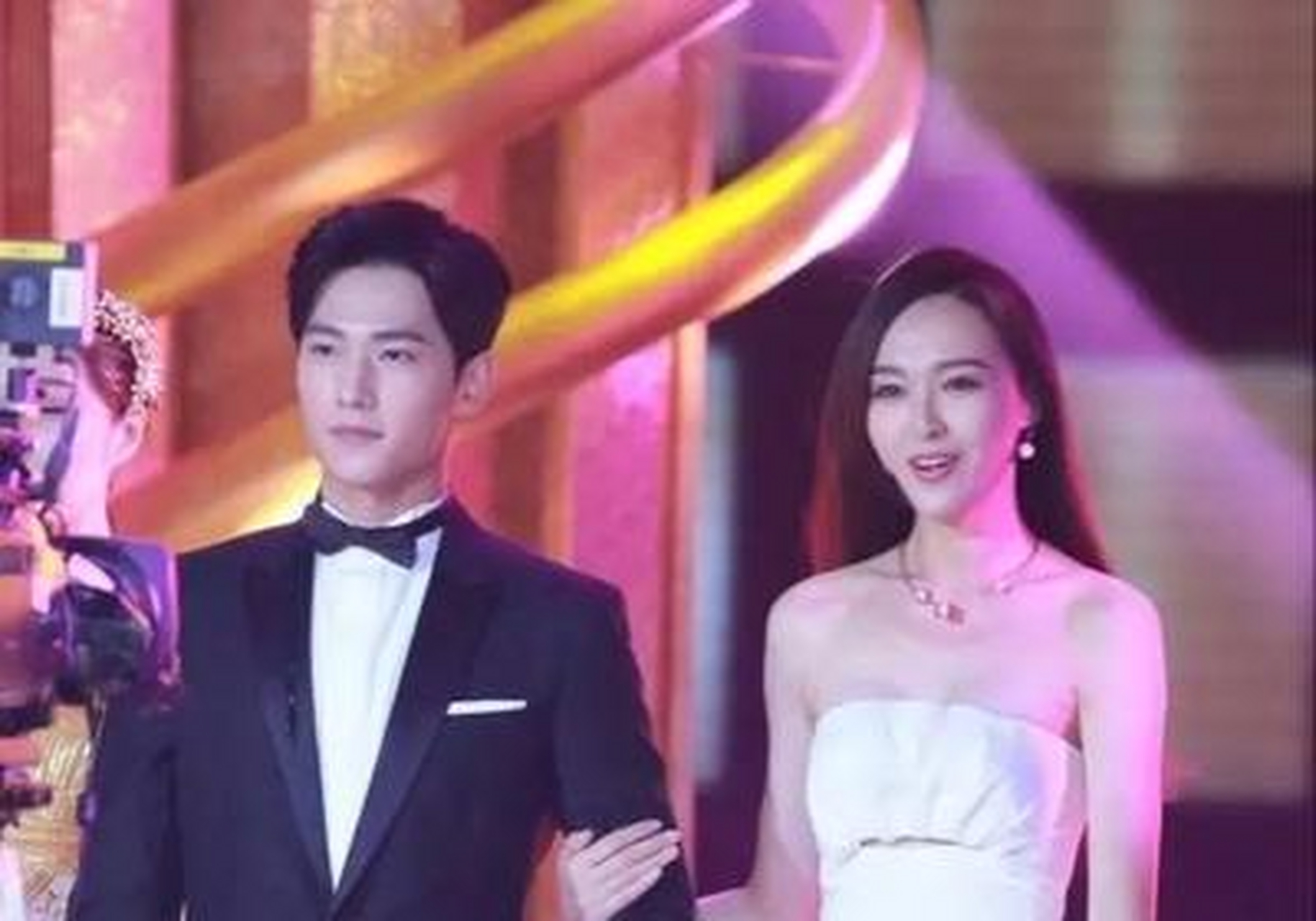 29岁的阳阳和37岁的唐嫣手牵手同框亮项目活动,杨洋帅气,唐嫣甜美,好