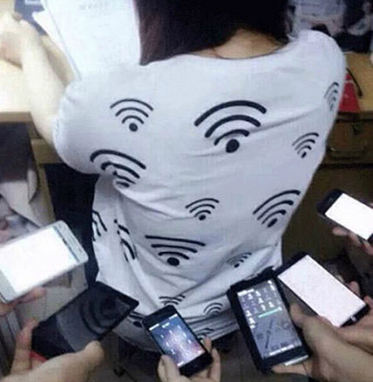 wifi信号不好,我要靠妹子近一些#搞笑