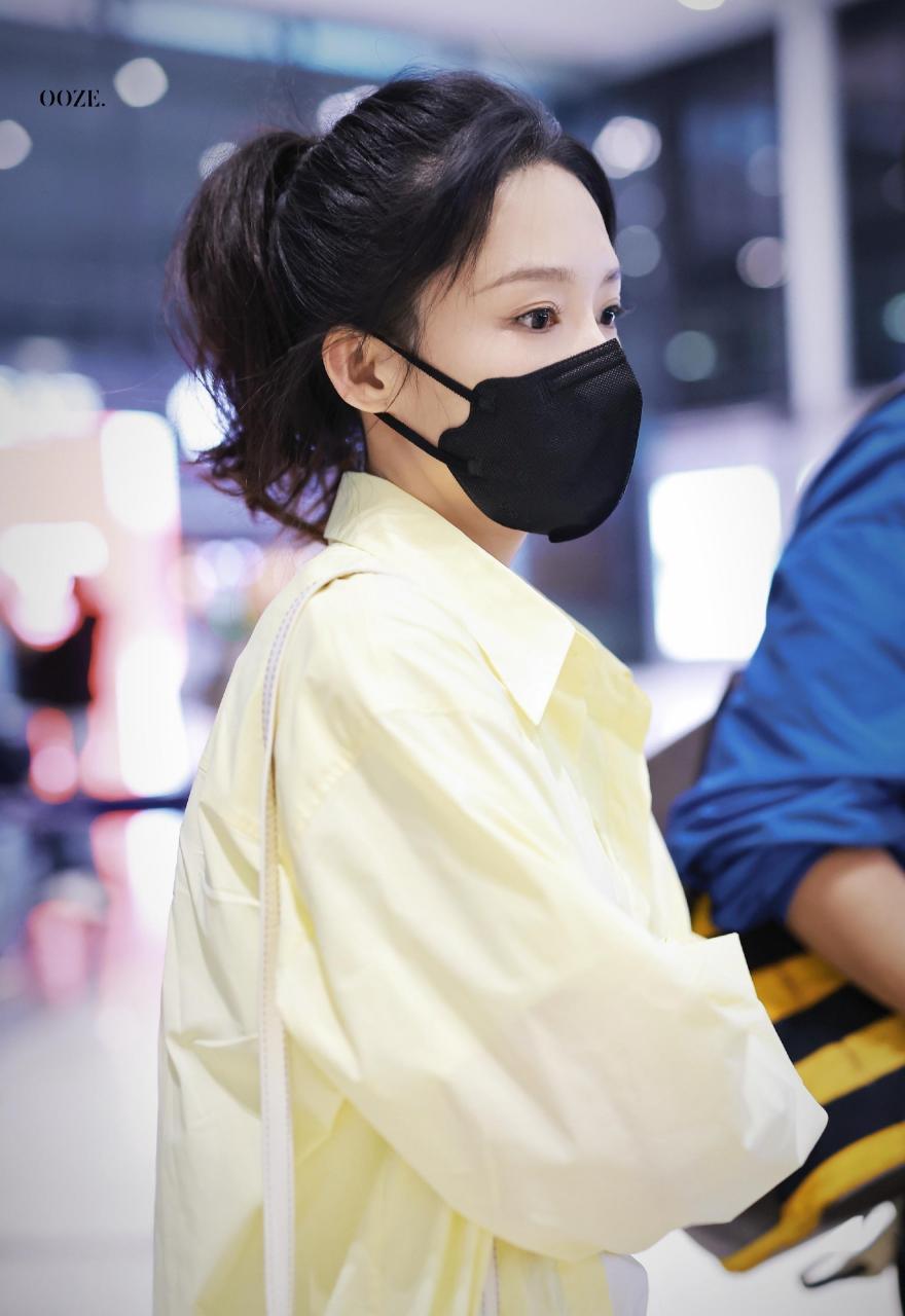 李沁机场街拍,鹅黄色的衬衫搭配阔腿牛仔裤,干练与休闲兼具,简约好看